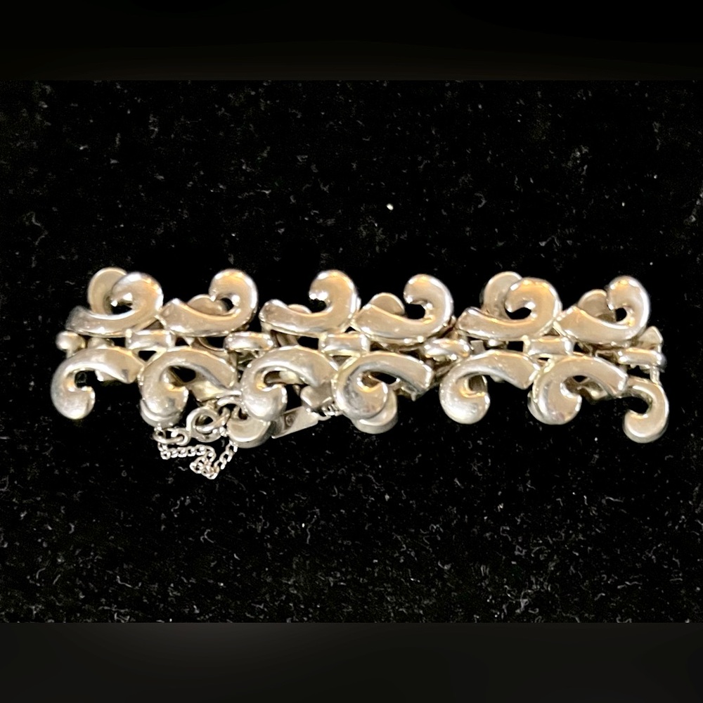 Monet Retro Interlocking Silver Tone Bracelet Safety Catch and Clasp 7.5”Lx 1”W